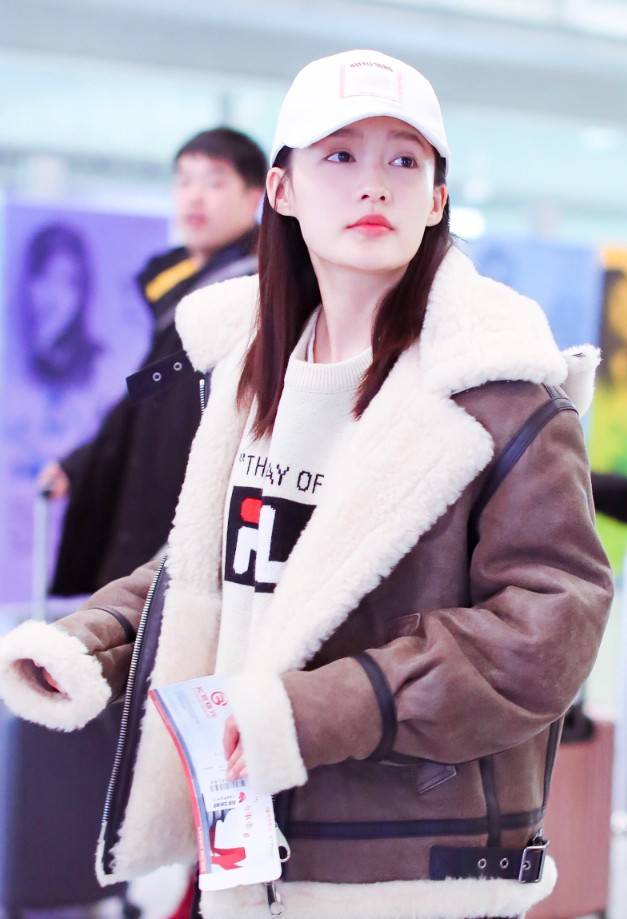 李沁嫌衣服太单调，在上面抹了层“巧克力”，没想到时尚了3倍！