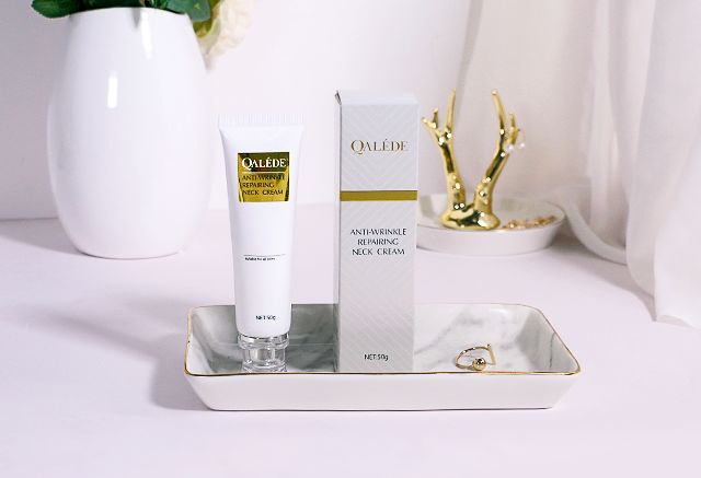 脖子长纹的女人,中年妇女脖子有几圈纹是怎么来的