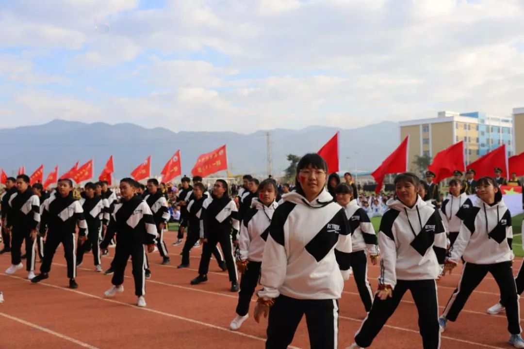 蒙自这里汇聚上千人，放飞上百只鸽子，是发生了什么大事……