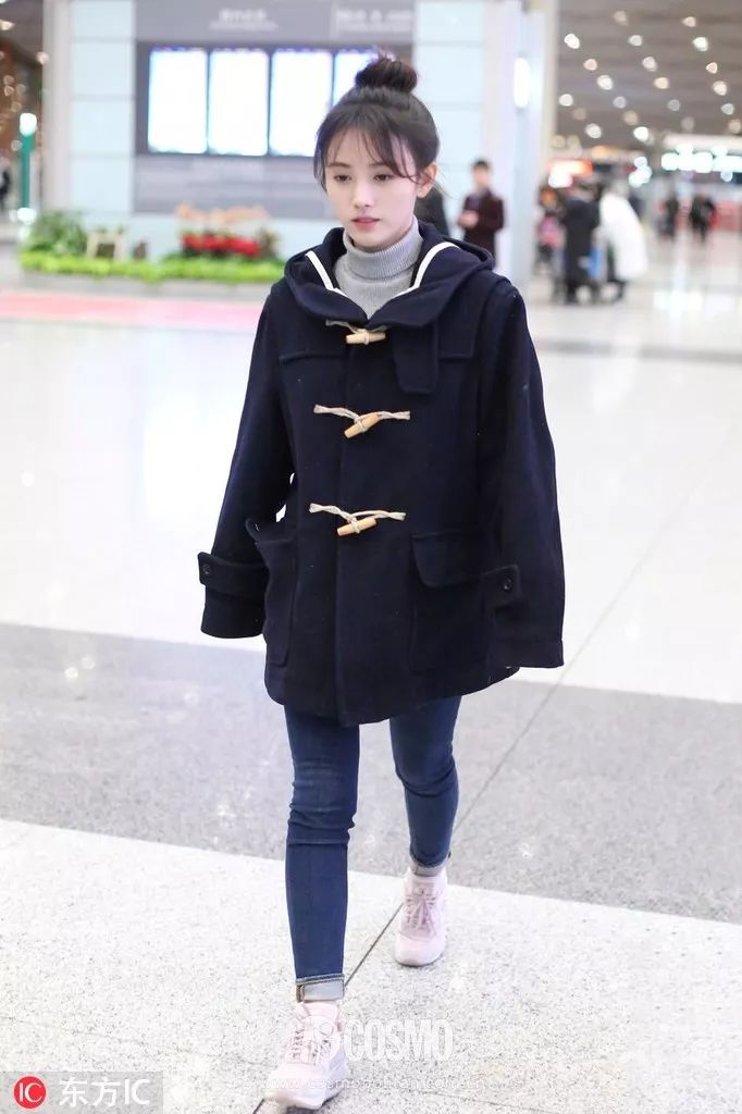 我没有年轻10岁的药，但马思纯这件“少女感”可以