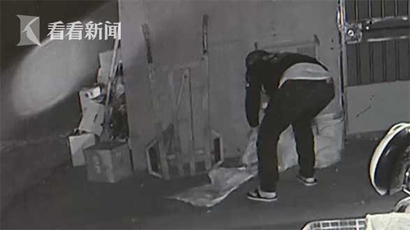 又蠢又坏！喂食土狗毒饵料后盗走贩卖嫌疑人自己还吃了点……