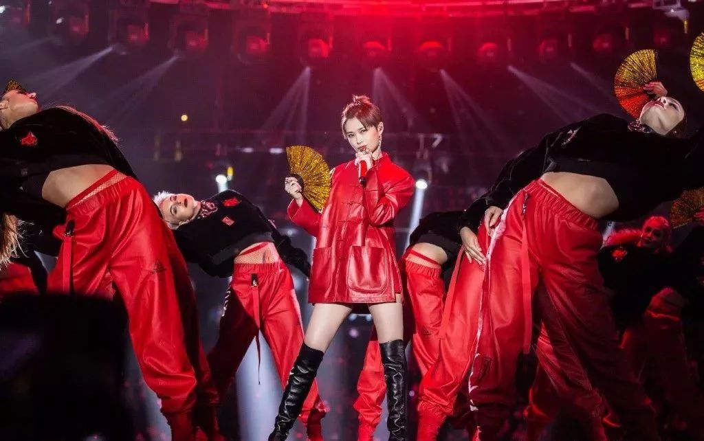 李宇春易烊千玺演绎时代感,易烊千玺穿中国红