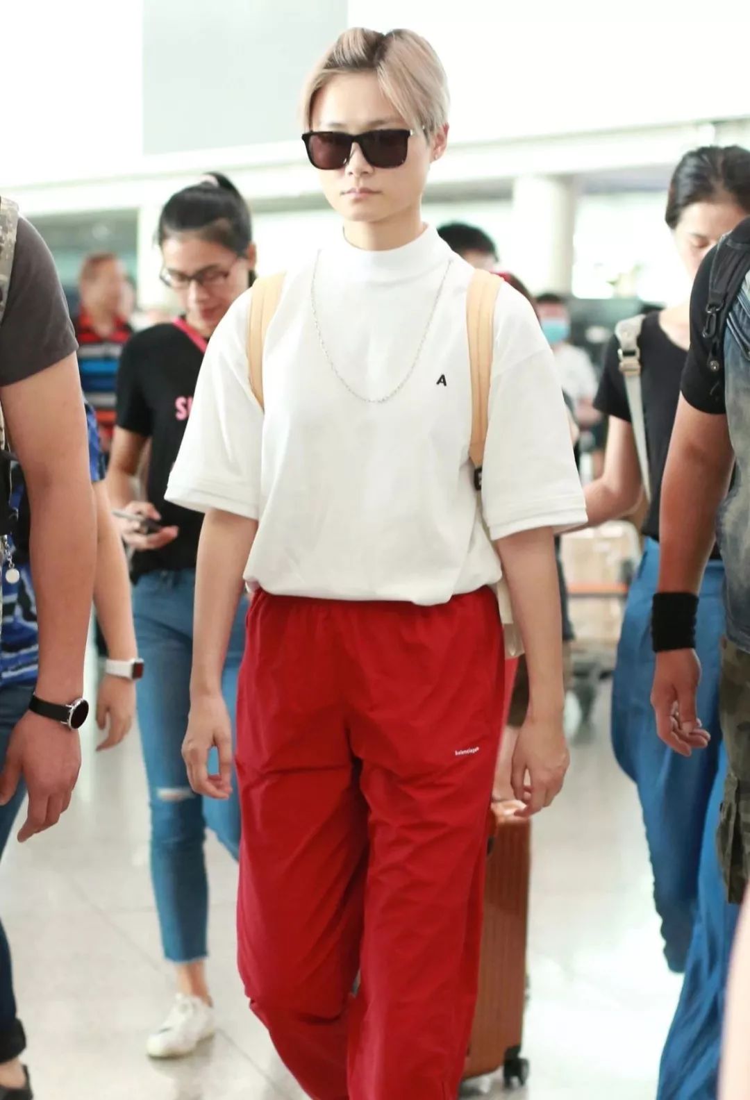 李宇春易烊千玺演绎时代感,易烊千玺穿中国红