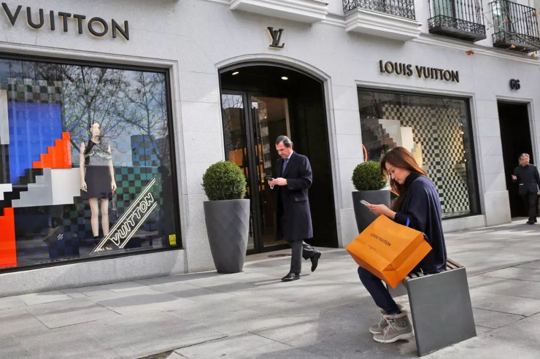 英国快时尚每天有400人失业；巴黎警方抓获代购团伙；安踏拟收购的始祖鸟母公司去年收入近27亿欧元