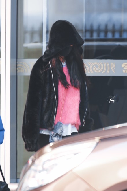 离婚后的杨幂低调现身机场,手里捏了个小东西却让人担心!