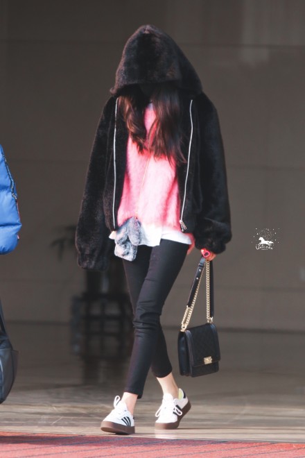 离婚后的杨幂低调现身机场,手里捏了个小东西却让人担心!