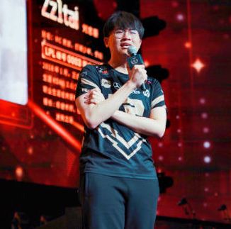 「肥宅看」老iG正式退役、大张伟喜提王校长新年置顶