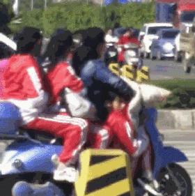 肩上挑着担子，脚下骑着电动车，晃晃悠悠的沿街叫卖，差点擦到车！