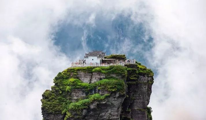 黔东南+黔西南经典八日游—昆明—马岭河峡谷—万峰林—黄果树瀑布—荔波小七孔—千户苗寨—镇远古镇—梵净山—石阡温泉