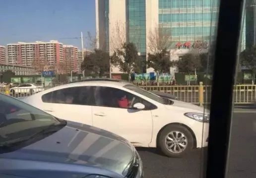 山东：醉酒男子突然掐住客车司机脖子！前方是急转弯……｜济南经十路上一幼童“飙车”！｜山东文化惠民消费季摄影展举行