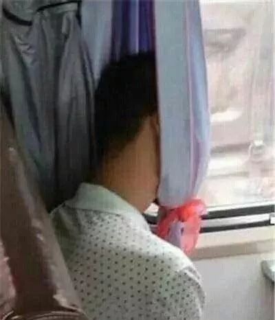 买到站票怎么办？俩女孩竟在火车过道……