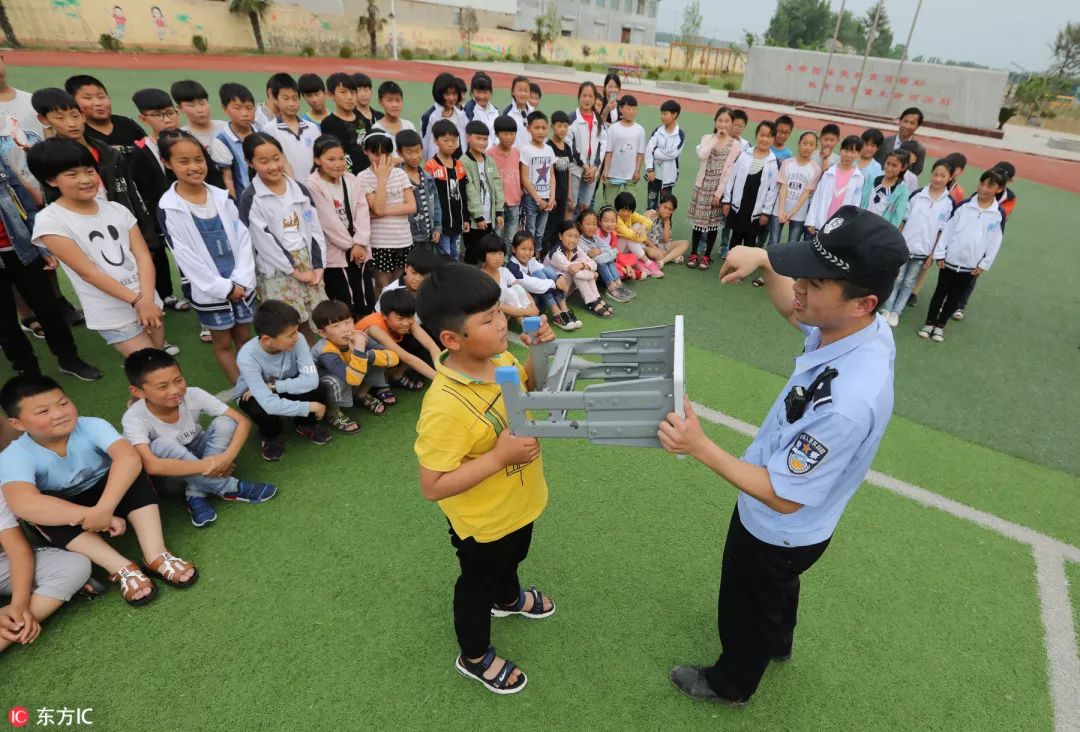 瀛︽牎闂ㄥ彛鍑虹殑浜嬫晠,瀛︽牎閲岀殑鎮插墽