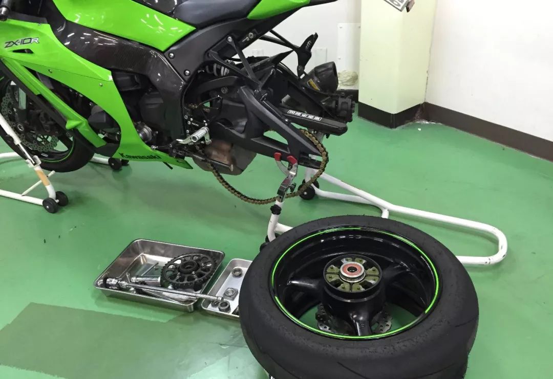 新手更换汽车轮胎的过程,新手换轮胎详细教程