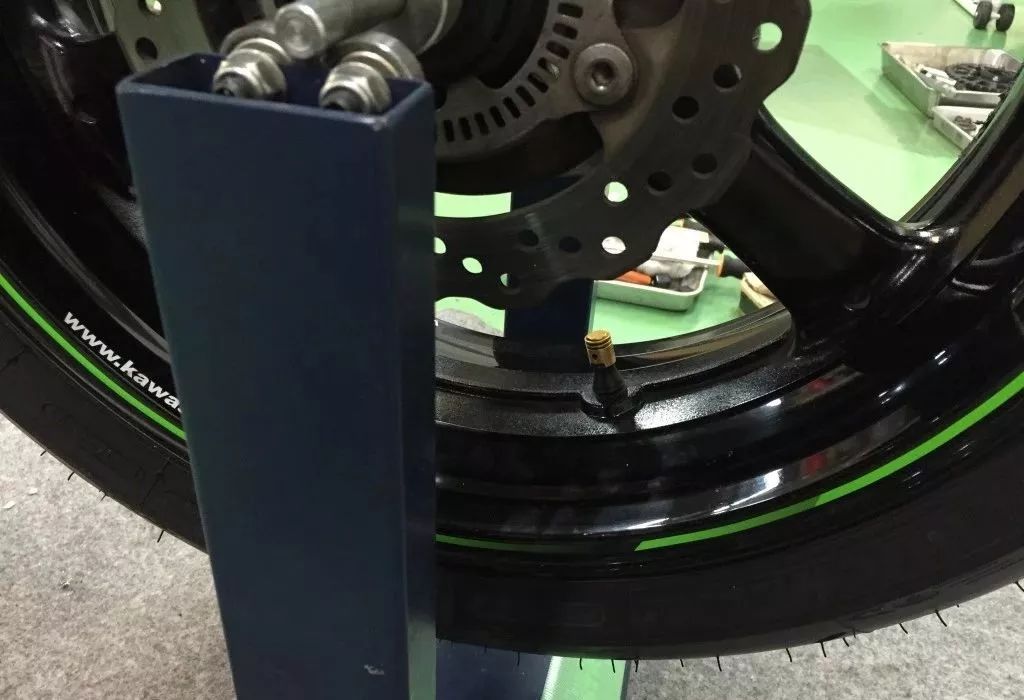 手把手教你换汽车轮胎,30秒教会你正确换轮胎步骤详解