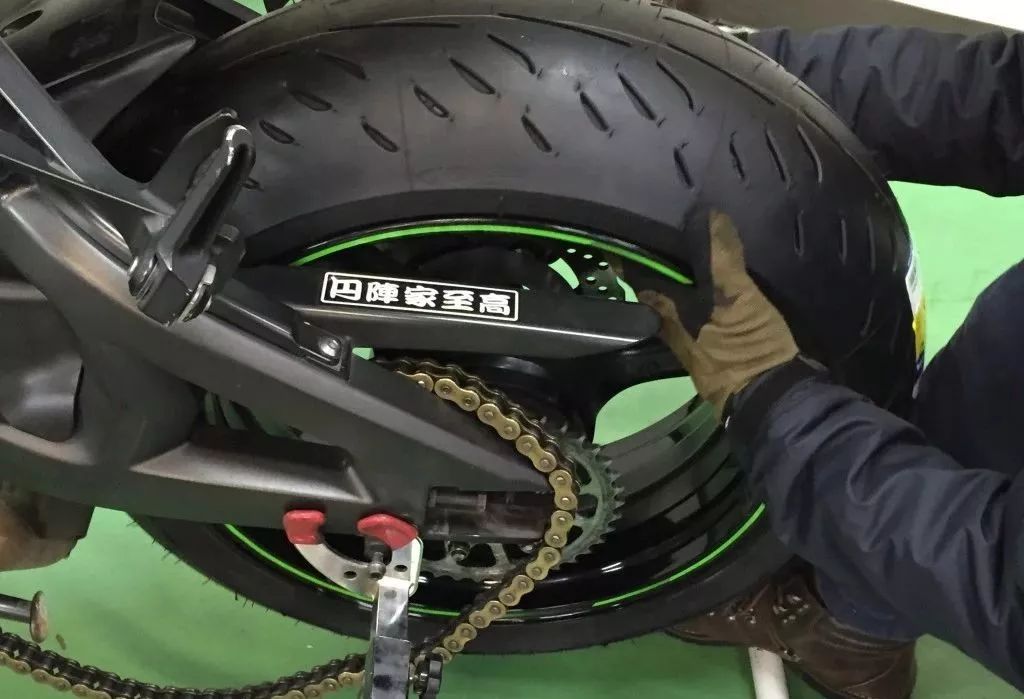 新手更换汽车轮胎的过程,新手换轮胎详细教程