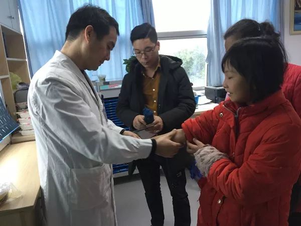 「新闻扶贫行动」多方帮助下，博白这位血管瘤女孩迎来春天