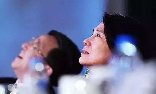 65岁董明珠成功连任格力董事：继续分红，拿了买格力手机！也想退休，但要考虑企业发展