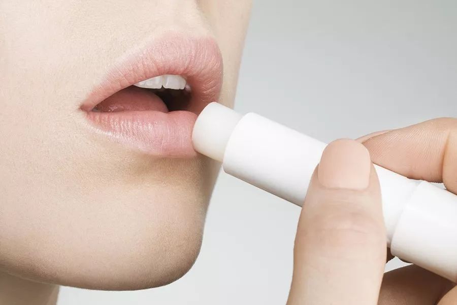 唇干唇裂涂唇膏会去死皮吗,唇裂唇干起皮修复唇膏儿童