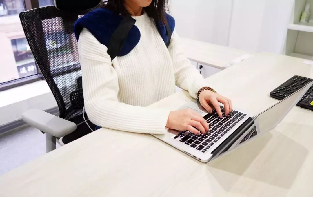 脖子酸肩颈痛按按这3处轻松缓解,肩酸脖子痛用什么姿势缓解