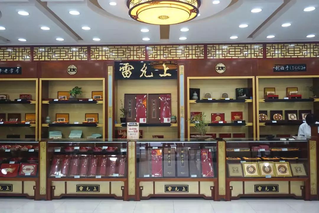 上海滩市中心，竟然藏着一条有洋房故居有老字号有咖啡店有酒吧的网红老马路