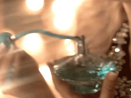 那些写香评的人文采有多好?让你隔屏闻到香水味儿丨夜听双语