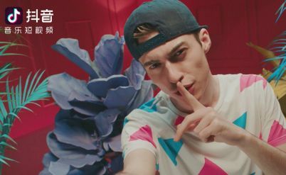 抖音跳起来拿东西那个歌叫什么,抖音拿金牌的歌曲