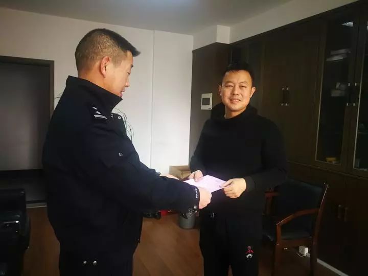 朋友圈一张照片,他立马收到领导“红牌”警告:立即停止工作!