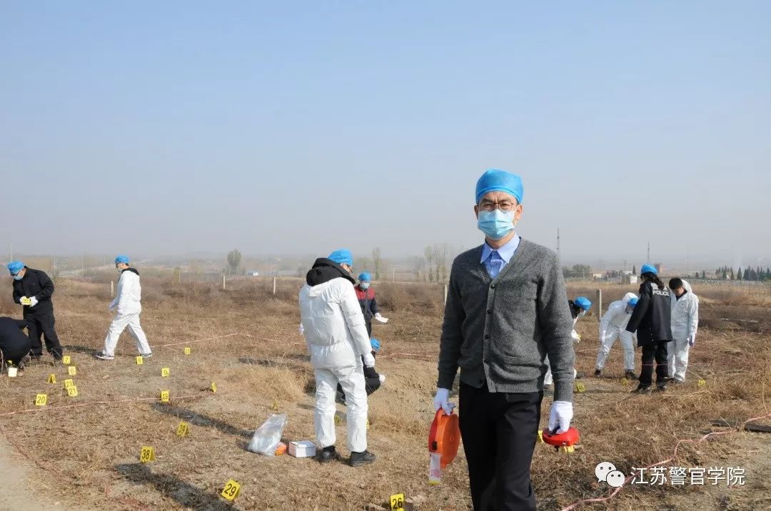 军旅十八年情节仍是戎装，多才博士创作百首歌曲记录生活