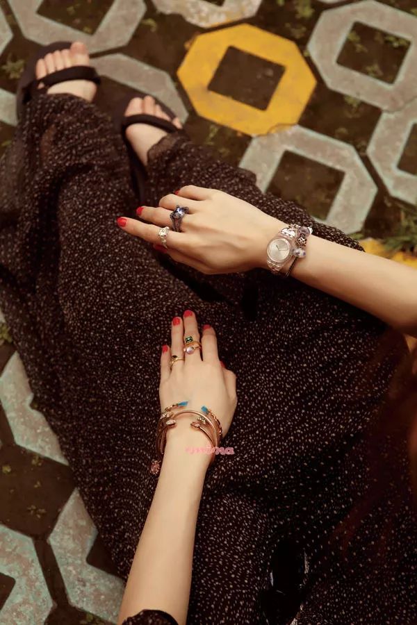 潮搭汇｜手部饰品×唇色美甲点亮冬日造型的通关密语