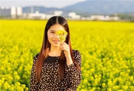 拍照油菜花技术技巧,手机拍摄油菜花人像摄影方法