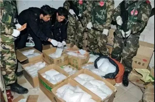 「看点」村支书竟是“*毒冰**教父”！4000警力开进他的地下王国！