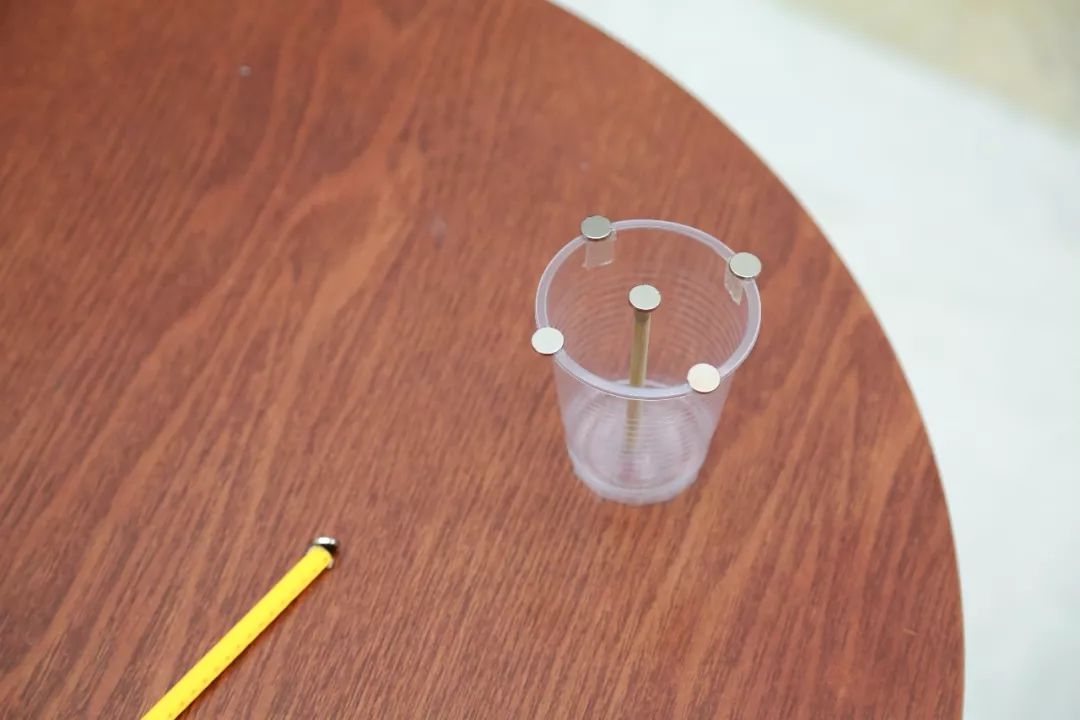 磁铁指南针是磁场产生的,磁场感应磁铁