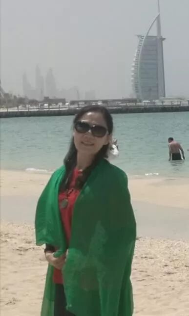 中国大妈外出旅游跨栏,大妈旅游动作