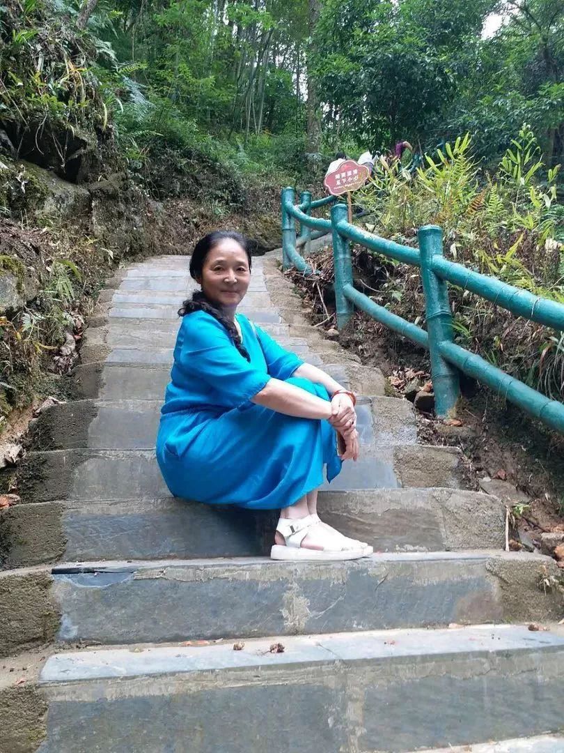 中国大妈外出旅游跨栏,大妈旅游动作