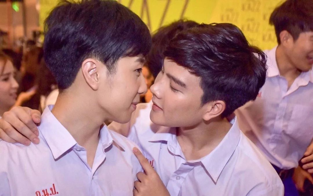 kris涓枃鍙戣█,kris绗竴娆¤繘鍩庡崠涓滆タ