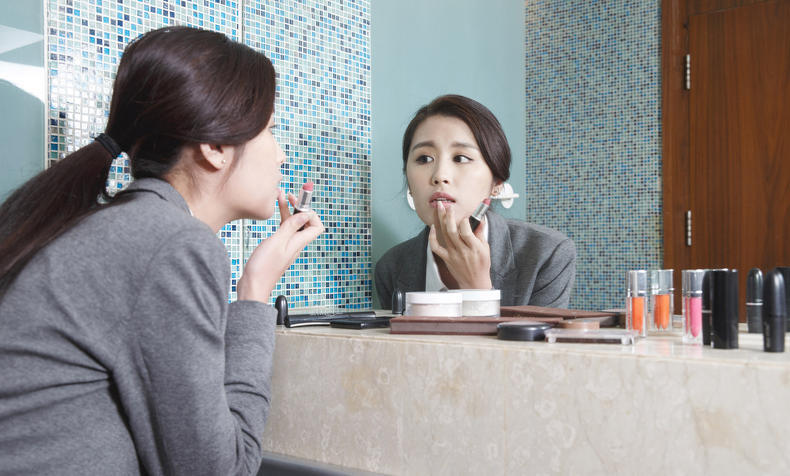 怎样化妆不脱妆不卡粉教程,如何化妆不脱妆视频教程