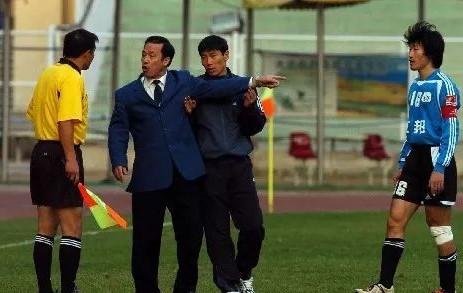 疑似“恒大系”会不会真心提醒中国足球：握手社会资本时，一定要有不卑不亢的姿势？