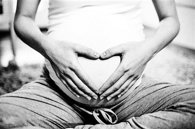 孕妇随意摸肚子的危害,孕妈摸肚胎儿有时不配合