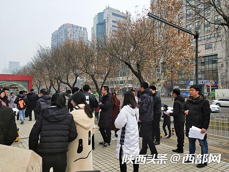 春季招聘会吸引众多人,招聘会人超多场面