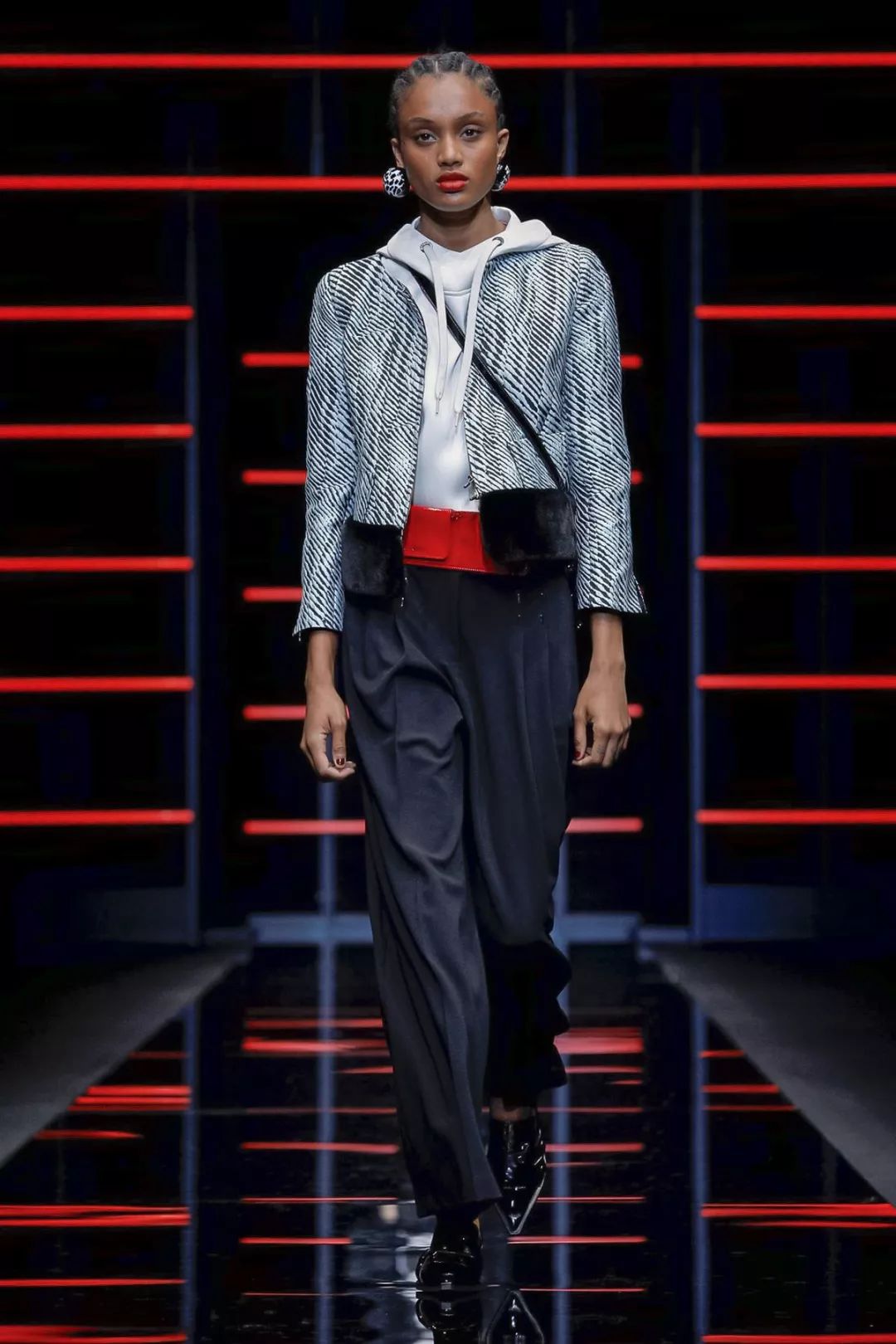 看完这场EmporioArmani，我终于感受到自由女性的魅力