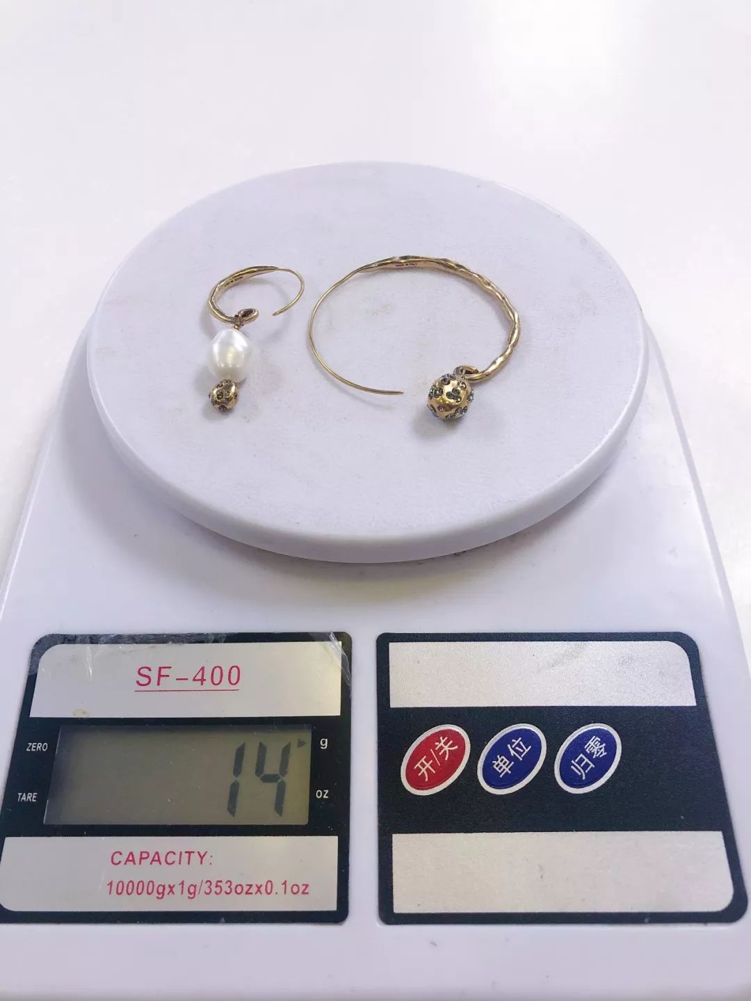 编辑实测：带大耳环耳朵疼不疼？