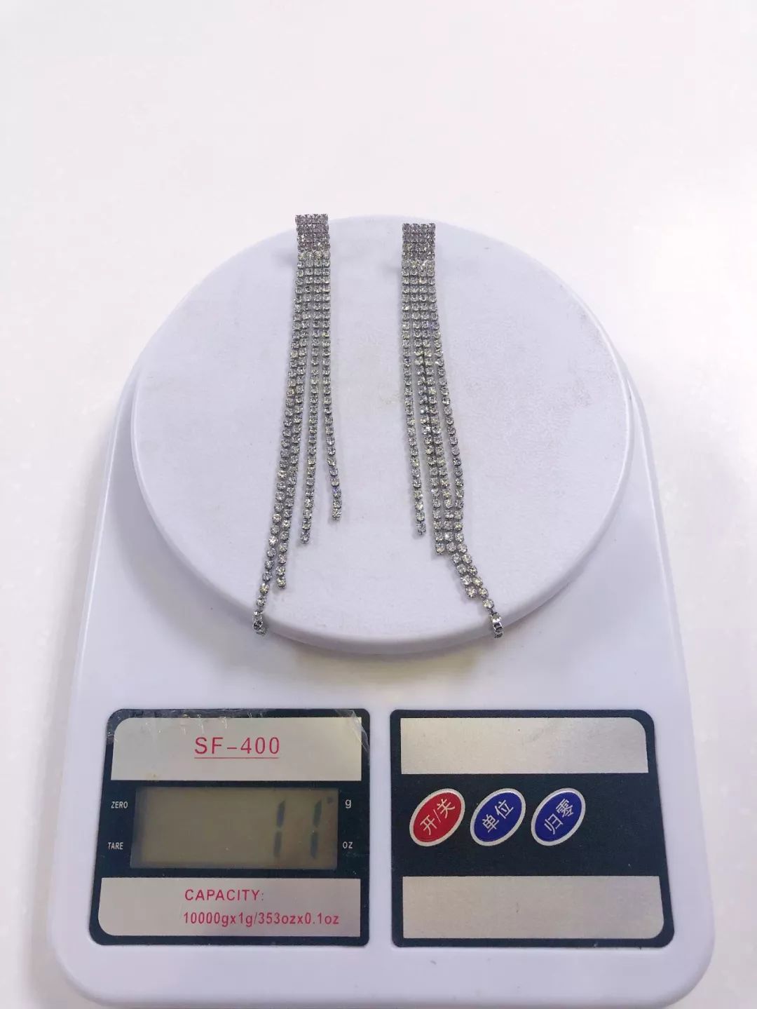 编辑实测：带大耳环耳朵疼不疼？