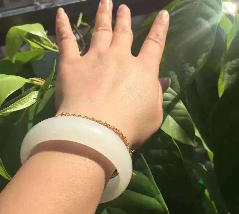 为什么戴玉的女人不能惹,为什么戴玉镯的女人有本事