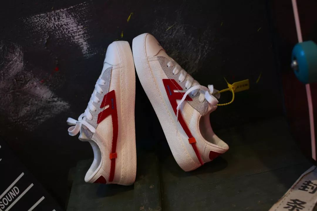 回力匡威和vans哪个脚感好,回力夏季潮流鞋子