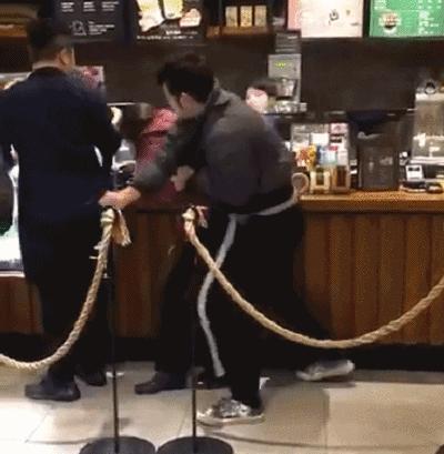星巴克猫爪杯打架完整版,星巴克应对猫爪杯事件