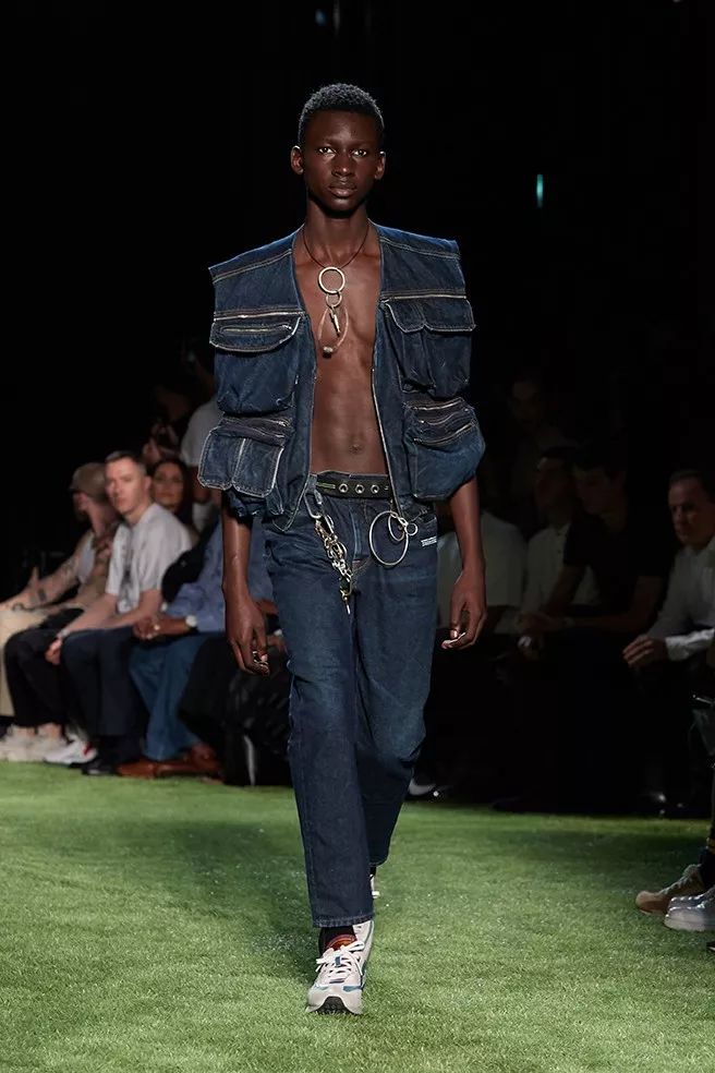 在2019年比别人先潮一步这件事上，我认为SM元素必须有