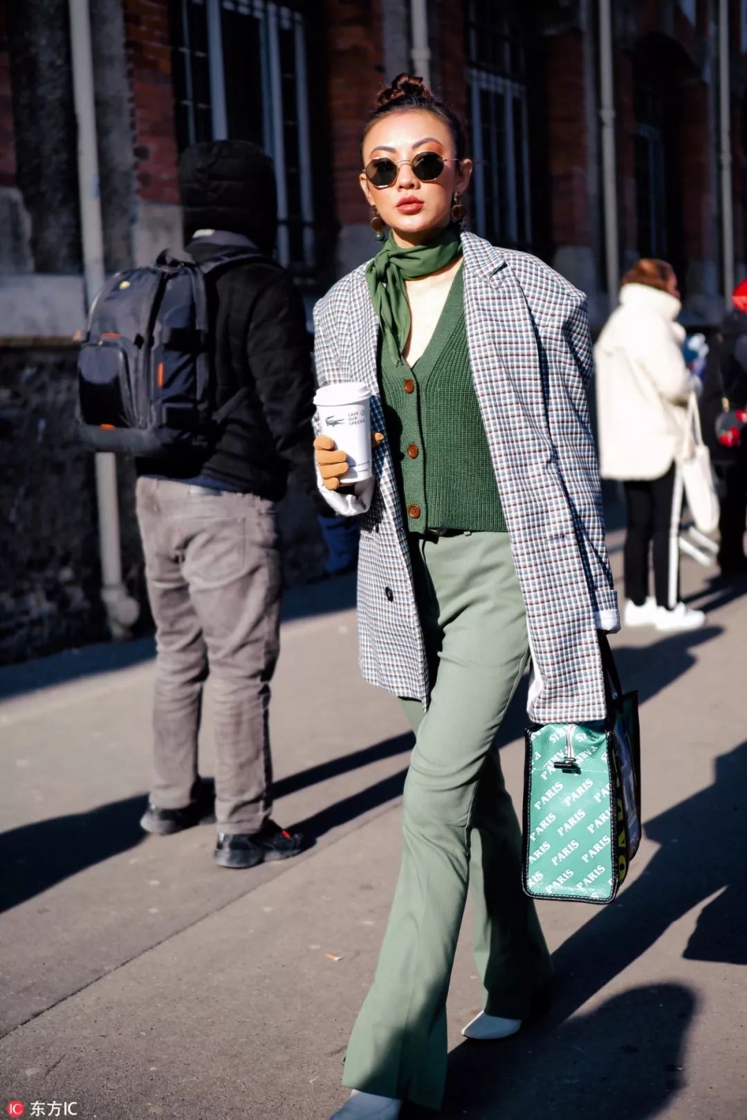 明星穿高级感针织开衫,明星同款街拍针织开衫