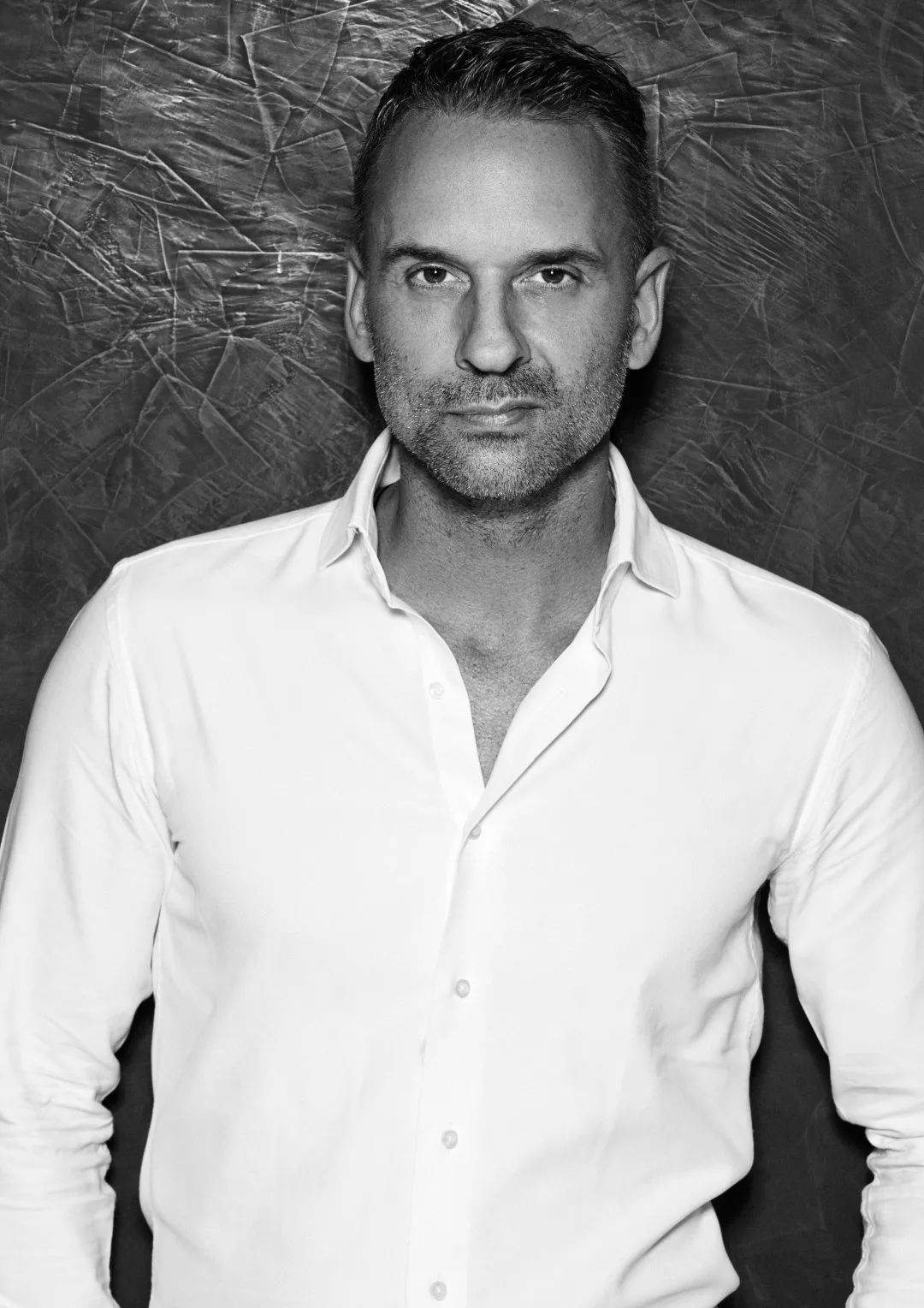 品牌∣大牌联手AndrewMartin获奖设计师EricKuster联合优艺时尚推出高端家居系列