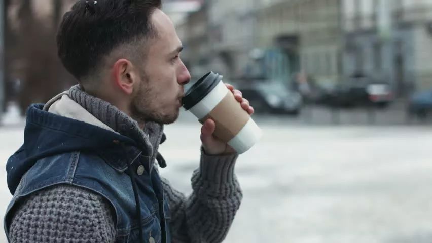 热饮咖啡杯盖的正确打开方法,咖啡杯盖怎么拧