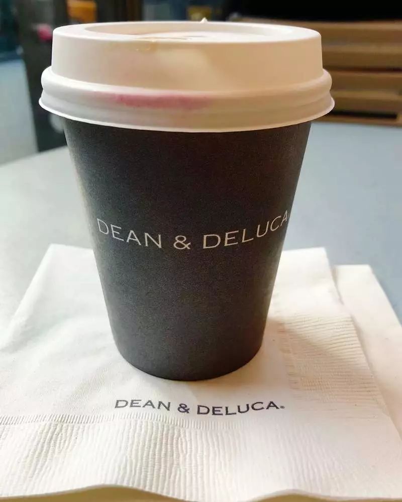 向上掀还是往下压？怎样才是外带咖啡杯盖的正确打开方式？